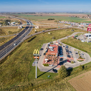 Nowy Dwor Gdanski, 06.10.2018 r. McDonalds i stacja Orlen przy drodze nr 7 EU, PL, Pomorskie, Lotnicze
